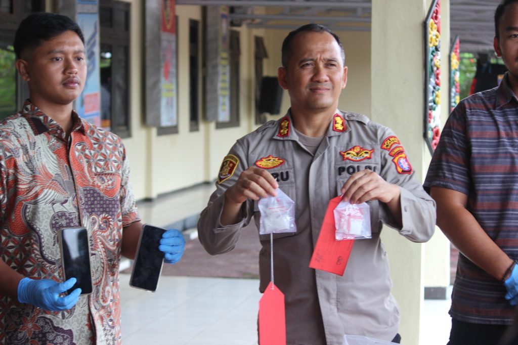 kalpolres memperlihatkan barang bukti sabu