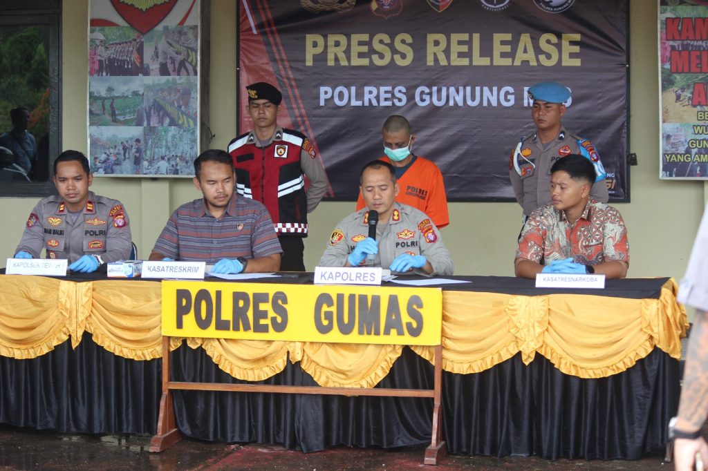 pelaku pembuhuhan ayah angkat di tangkap