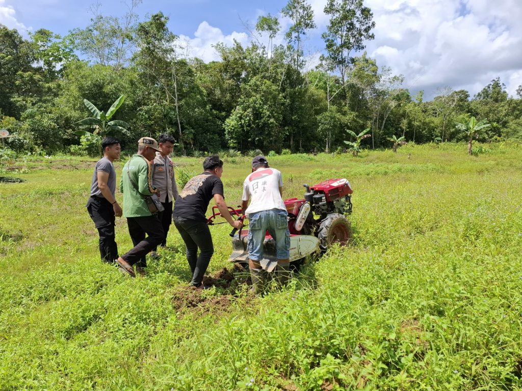 personel posek kahut dan ppl sedang membersihkan lahan