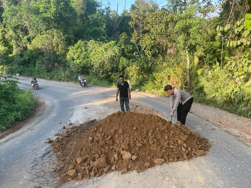 Timbun Jalan Rusak Demi Cegah Kecelakaan