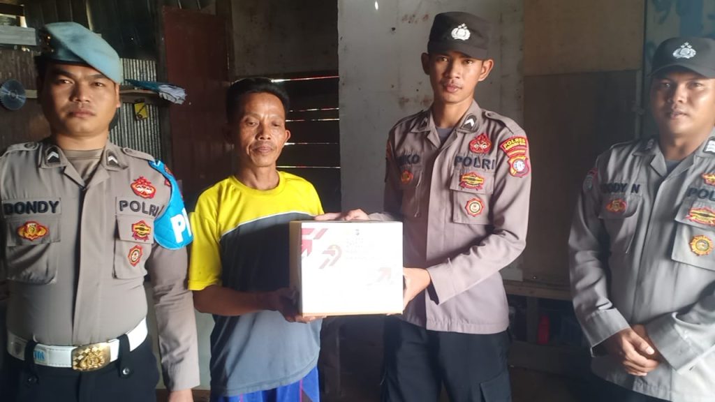 polsek manuhing bagikan bansos