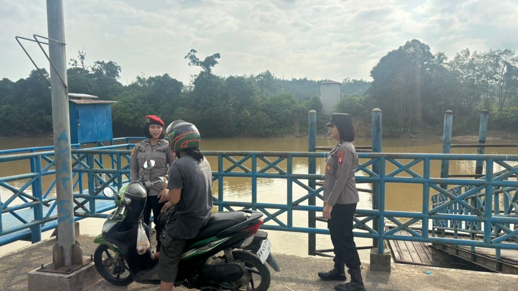 POLISI TUKEP MASYARAKAT