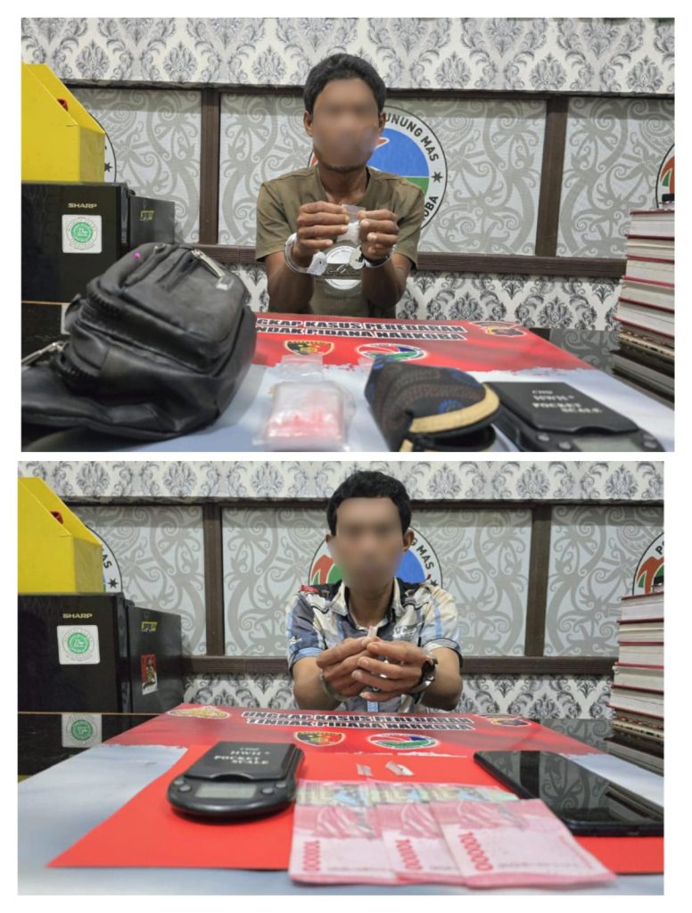 kedua tersangka memperlihatkan barang bukti sabu