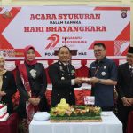 Polres Gumas Gelar Syukuran Hari Bhayangkara ke-79, Potong Tumpeng hingga Serahkan Bantuan untuk Petani
