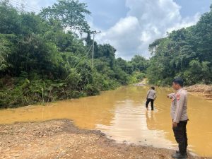 Debit Air Naik, Polsek Kahut Siaga Banjir dan Imbau Warga di Lintas Miri Manasa