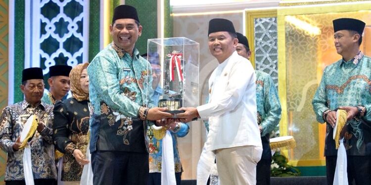 Penyerahan-Piala-750x375