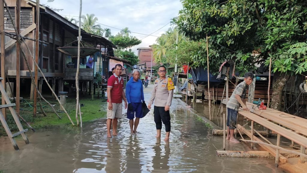Terjang Banjir, Kapolsek Rungan Turun Langsung Salurkan Bansos
