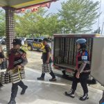 Polwan Polres Gunung Mas Kawal Distribusi Makanan Bergizi Gratis untuk 2.246 Pelajar