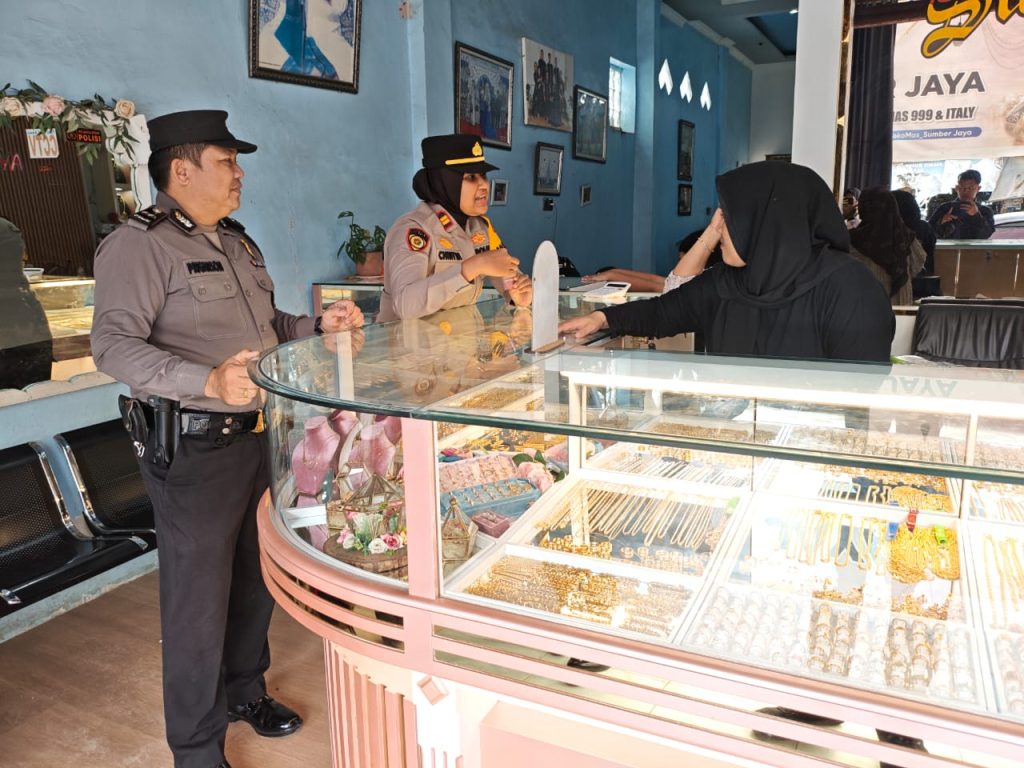 Sambangi Kawasan Toko Emas