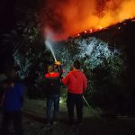 Polres Gunung Mas Bersama Damkar Padamkan Kebakaran Lahan di Jalan Tahura Lapak Jaru