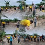 Polsek Manuhing dan Warga Tanam Jagung Hibrida di Desa Bereng Jun